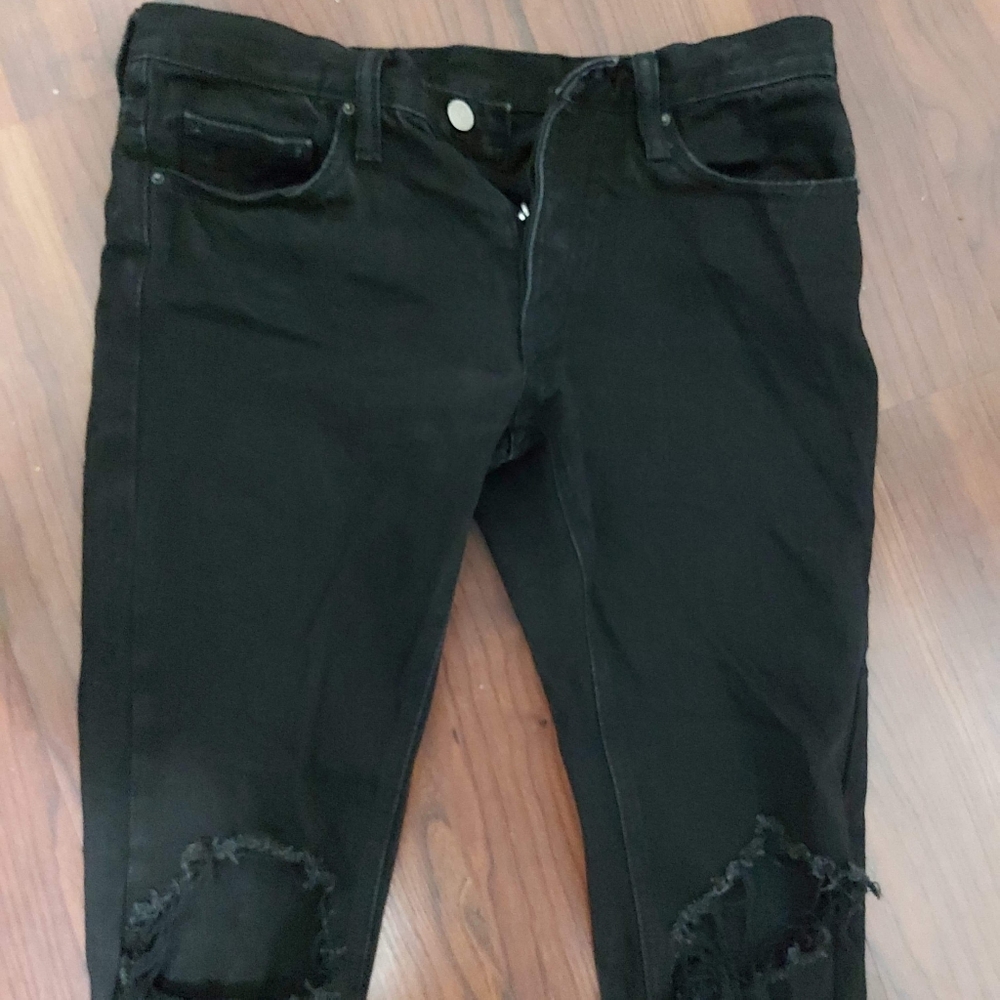 Black distress jean